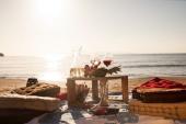 images/Wine_experiences/Thumbs_Gallery/On_the_beach/wine-tasting-on-the-beach_1.jpg