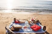 images/Wine_experiences/Thumbs_Gallery/On_the_beach/wine-tasting-on-the-beach_2.jpg